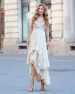 Robe beige évasée en coton avec dentelle et volants superposés